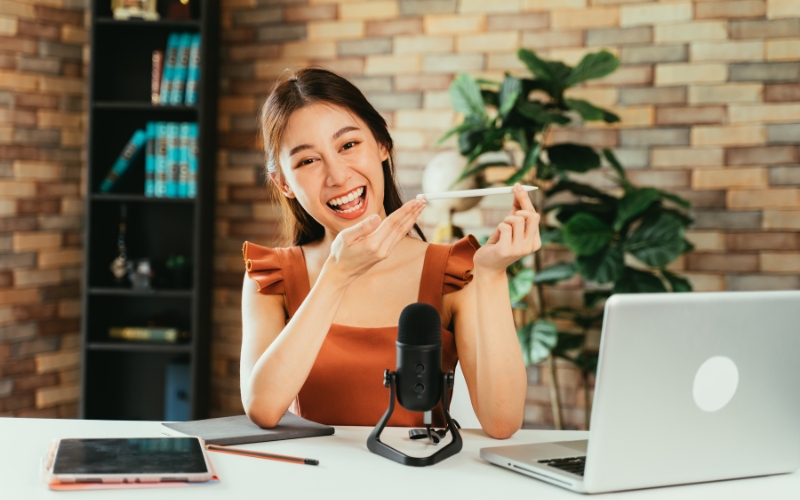 hợp tác với người nổi tiếng